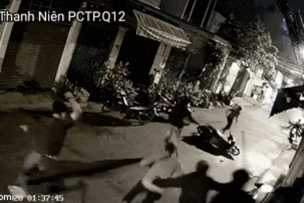 Clip: 5 thanh niên rủ nhau đi ăn trộm bị người dân mai phục, đuổi đánh bầm dập lúc 1h đêm ở Sài Gòn-1