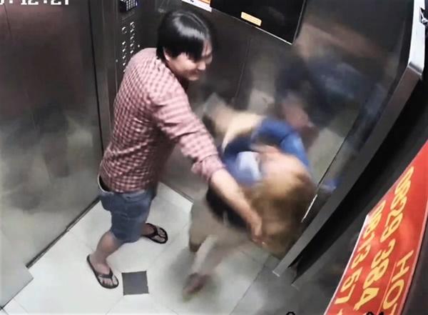 Người phụ nữ bị đánh tới tấp trong thang máy ở TP.HCM-1