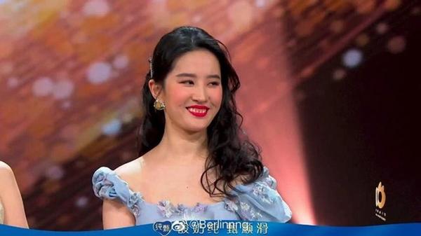 Bị chê xuống sắc vì béo, Lưu Diệc Phi bất ngờ vén áo khoe eo thon sexy-6