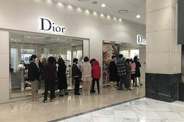 Dân Hàn tranh thủ dịch nCoV để... xếp hàng mua đồ hiệu-1