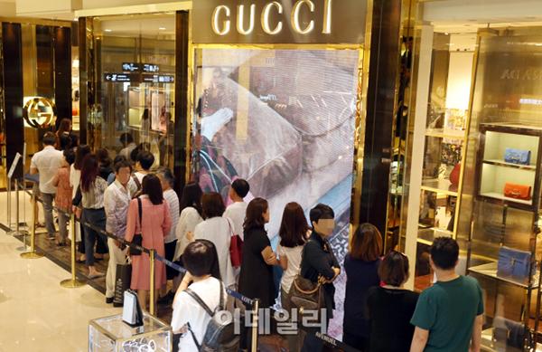 Dân Hàn tranh thủ dịch nCoV để... xếp hàng mua đồ hiệu-2