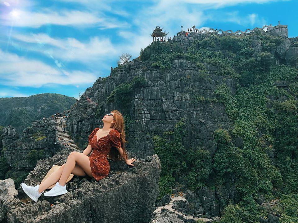 Nhật Lê để lộ dáng ngồi kém duyên trong hình ảnh mới nhất bên Quang Hải-4