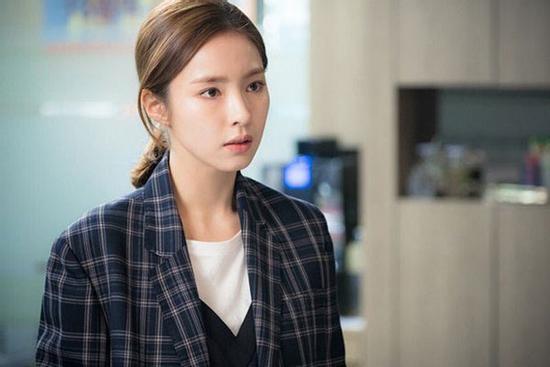 Đưa cô gái lạ về ở nhờ, vừa thấy mặt em chồng tôi đã hét lạc giọng