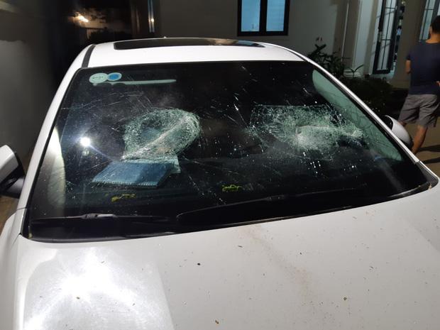 CLip: Nhóm côn đồ cầm hung khí tấn công biệt thự của Chủ tịch công ty bất động sản ở Đà Nẵng-3