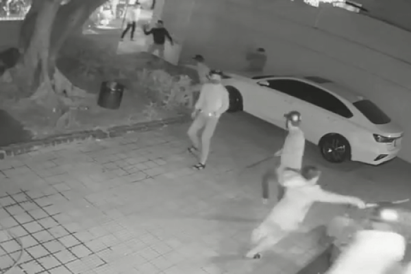 Clip: Gã đàn ông khai nguyên nhân đánh bạn gái liên hoàn, đạp hỏng cả thang máy ở chung cư Sài Gòn-3