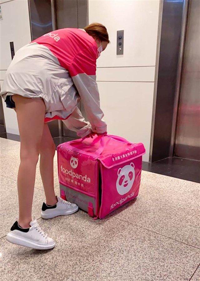 Đi giao hàng mặc quần ngắn cũn lộ nửa vòng 3, nữ shipper khiến dân mạng dậy sóng-1