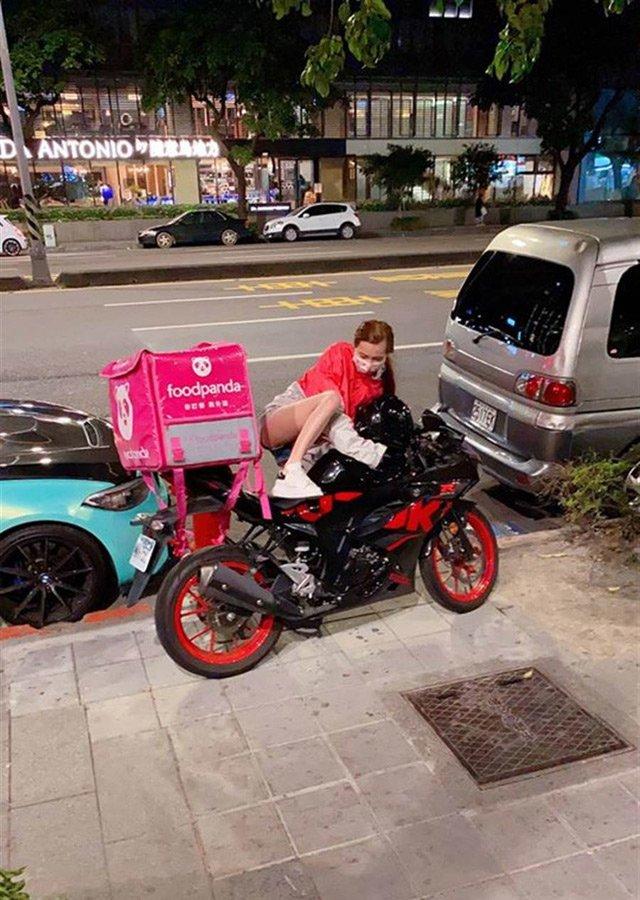 Đi giao hàng mặc quần ngắn cũn lộ nửa vòng 3, nữ shipper khiến dân mạng dậy sóng-2