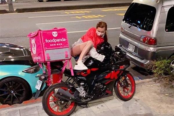 Shipper bật khóc, ngồi lề đường ăn bánh sinh nhật được người lạ tặng-1