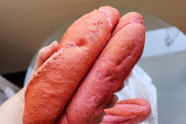 Phóng viên báo Mỹ nổi tiếng tìm đến tận nơi mua bánh mì thanh long của Việt Nam, bất ngờ nhất là những mỹ từ cô ấy thốt ra sau khi ăn-8