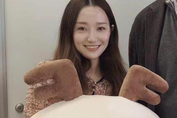 Cậu bé dừng xe nhặt rác dưới rãnh bẩn, khơi thông cống tắc dưới trời mưa-2