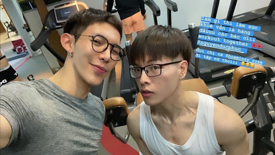 Erik lần đầu ở trần khoe cơ bắp cuồn cuộn bên bể bơi-1