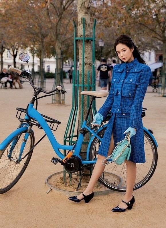 Son Ye Jin sang chảnh với bộ đầm Chanel 240 triệu nhưng Jennie (Black Pink) còn gây chú ý hơn bởi điều này!-3