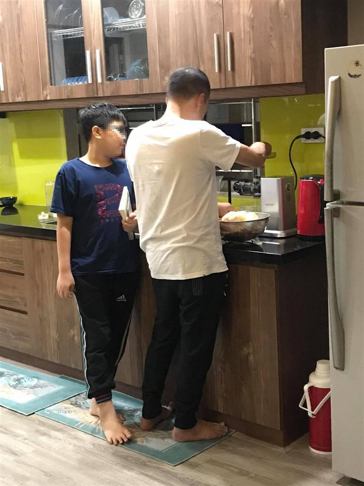 Tự tay may vá, sửa sang quần áo cho vợ, hình mẫu người đàn ông lý tưởng là đây chứ đâu!-2