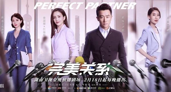 Ngày 18/2 vừa qua, bộ phim Quan hệ hoàn mỹ đã chính thức ra mắt khán giả. Phim quy tụ dàn diễn viên nổi tiếng như Hoàng Hiên, Đồng Lệ Á, Trần Sổ... Từ những ngày đầu tiên lên sóng, phim gây bất ngờ vì đạt tỷ suất người xem ở mức 2,7% - một con số đáng ngưỡng mộ với phim truyền hình Trung Quốc. Những từ khóa liên quan tới bộ phim cũng liên tục xuất hiện trên BXH các từ khóa nóng nhất MXH Weibo. Đây cũng là tác phẩm đánh dấu sự trở lại của mỹ nhân Tân Cương Đồng Lệ Á sau một thời gian dài vắng bóng màn ảnh nhỏ.