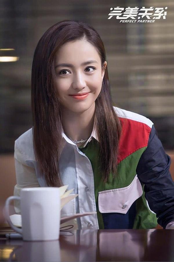 Ở tuổi 37, Đồng Lệ Á không còn trẻ trung để vào vai nữ nghiên cứu sinh 28 tuổi. Tạo hình mái bằng trong phim khiến người đẹp trở nên kém sắc. Trong phim, nữ diễn viên cũng có nhiều biểu cảm khoa trương, "cưa sừng làm nghé" như trợn mắt, hành động nhí nhảnh. Bên cạnh điểm trừ về ngoại hình, tính cách của nhân vật Giang Đạt Lâm cũng là lỗ hổng lớn của phim.