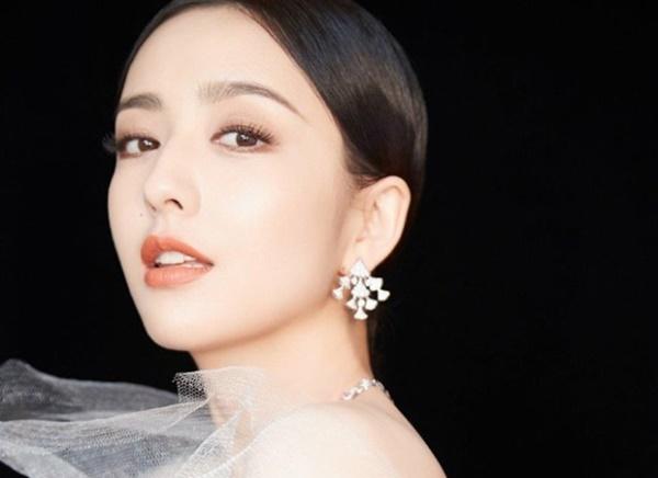 Trước khi bị chê bai diễn xuất trong Quan hệ hoàn mỹ, Đồng Lệ Á từng là nữ diễn viên thực lực của màn ảnh Hoa ngữ. Người đẹp sinh năm 1983 nổi tiếng với vai Triệu Phi Yến trong phim Mẫu nghi thiên hạ (2008). Nữ diễn viên thường xuyên góp mặt trong nhiều dự án phim chất lượng, nổi tiếng như Thám tử phố Tàu, Lang gia bảng 2, Cung tỏa tâm ngọc... Cô cũng từng nhận nhiều giải thưởng danh giá như Hoa đỉnh, được đề cử ở giải Bạch Ngọc Lan.