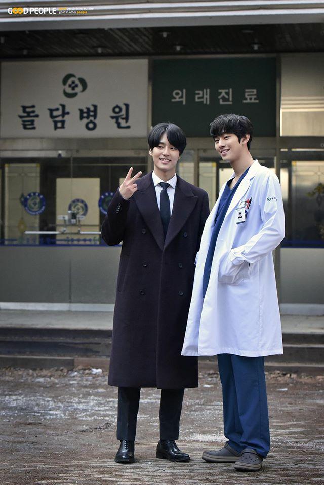 Ahn Hyo Seop và Yang Se Jong trong hậu trường bộ phim "Người thầy y đức 2". Phim nhận được phản hồi tích cực từ phía khán giả và hi vọng sớm có phần 3 trong thời gian tới.
