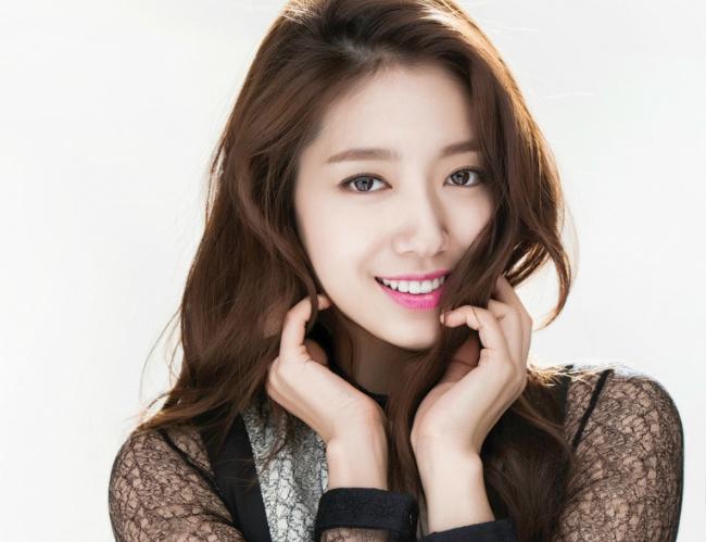 Mới đây, Park Shin Hye quyên góp 50 triệu won (gần 1 tỷ đồng) cho tổ chức “Korea Food for Hungry Intenational” để giúp hỗ trợ những người bị ảnh hưởng bởi dịch bệnh nCoV. Trước đó bộ phim điện ảnh "Call" của nữ diễn viên cũng bị hoãn vì dịch bệnh bùng phát.