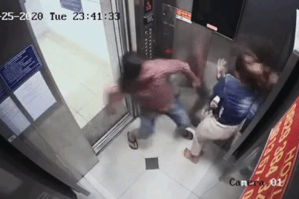 Clip: Gã đàn ông khai nguyên nhân đánh bạn gái 'liên hoàn', đạp hỏng cả thang máy ở chung cư Sài Gòn