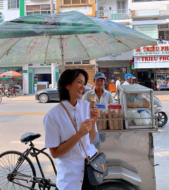 H'Hen Niê cũng là hoa hậu không bị cuốn vào cuộc đua hàng hiệu ở showbiz. Trên sân khấu, khán giả có thể thấy một H'Hen Niê lộng lẫy, quyến rũ. Nhưng khi trở về đời sống hàng ngày, cô như biến thành người khác - mộc mạc, đơn giản nhất có thể.