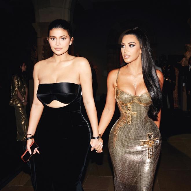 Mặc quần áo bó sát cơ thể như Kim Kardashian nguy hiểm thế nào?-1