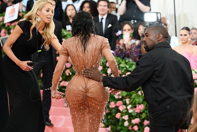 Mặc quần áo bó sát cơ thể như Kim Kardashian nguy hiểm thế nào?-4