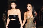 Mặc quần áo bó sát cơ thể như Kim Kardashian nguy hiểm thế nào?