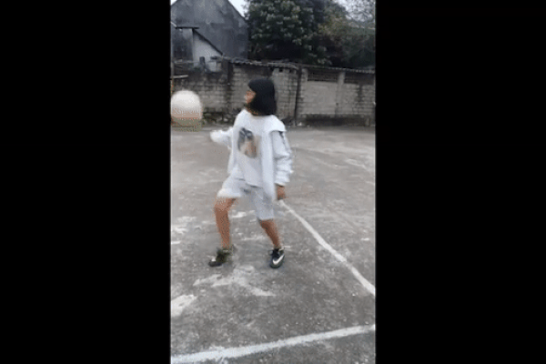 Tâng bóng hơn 700 lần liên tiếp, bé gái khiến người xem trầm trồ: 'Đúng là tài không đợi tuổi'