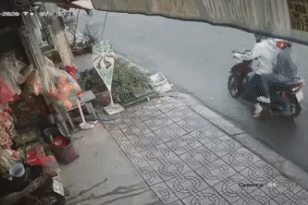 Clip: Người đàn ông thoát chết trong gang tấc trước xe tải mất lái, đâm xe vào xe khác-1