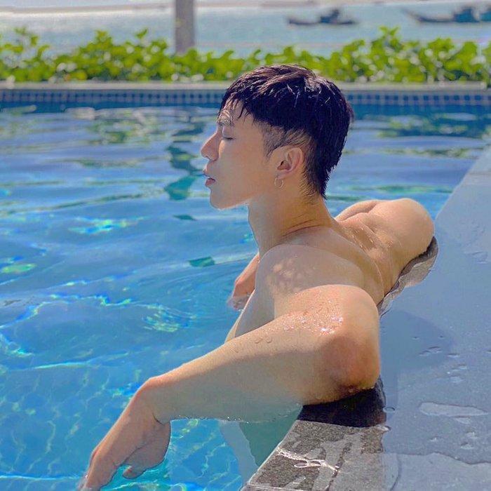 Erik lần đầu ở trần khoe cơ bắp cuồn cuộn bên bể bơi-4