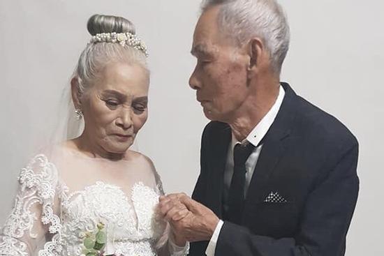 Bộ ảnh cưới đặc biệt của hai cụ già U80 khiến dân mạng nhiệt tình 'thả tim'