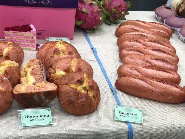 Phóng viên báo Mỹ nổi tiếng tìm đến tận nơi mua bánh mì thanh long của Việt Nam, bất ngờ nhất là những mỹ từ cô ấy thốt ra sau khi ăn-2