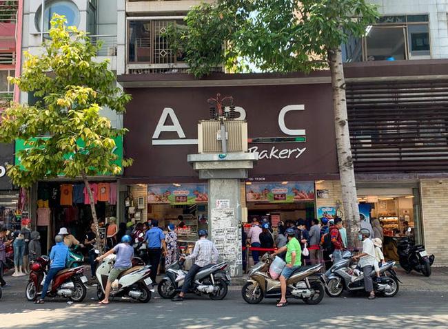 Phóng viên báo Mỹ nổi tiếng tìm đến tận nơi mua bánh mì thanh long của Việt Nam, bất ngờ nhất là những mỹ từ cô ấy thốt ra sau khi ăn-4
