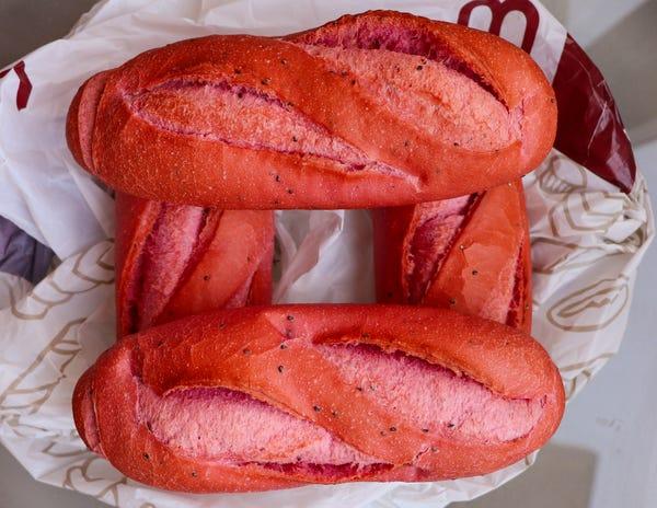 Phóng viên báo Mỹ nổi tiếng tìm đến tận nơi mua bánh mì thanh long của Việt Nam, bất ngờ nhất là những mỹ từ cô ấy thốt ra sau khi ăn-7