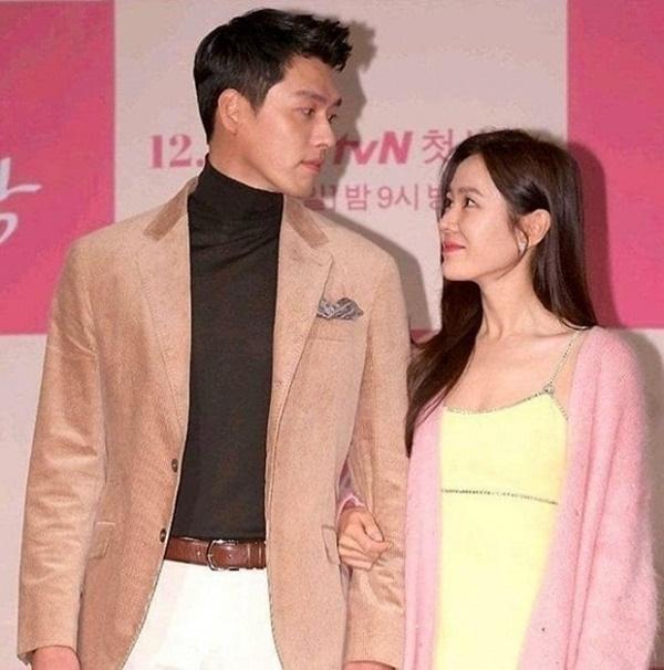 Cứ ngỡ thuyền Hyun Bin và Son Ye Jin đã chìm nhưng lại xuất hiện trăm kiểu ảnh, một ánh mắt si tình chàng nhìn nàng khó chối cãi-2