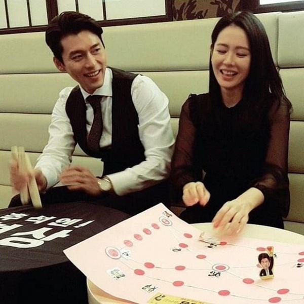 Cứ ngỡ thuyền Hyun Bin và Son Ye Jin đã chìm nhưng lại xuất hiện trăm kiểu ảnh, một ánh mắt si tình chàng nhìn nàng khó chối cãi-5