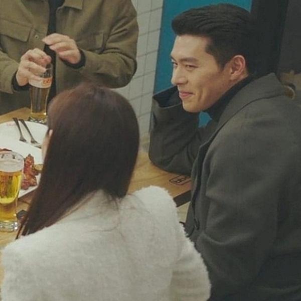 Cứ ngỡ thuyền Hyun Bin và Son Ye Jin đã chìm nhưng lại xuất hiện trăm kiểu ảnh, một ánh mắt si tình chàng nhìn nàng khó chối cãi-9