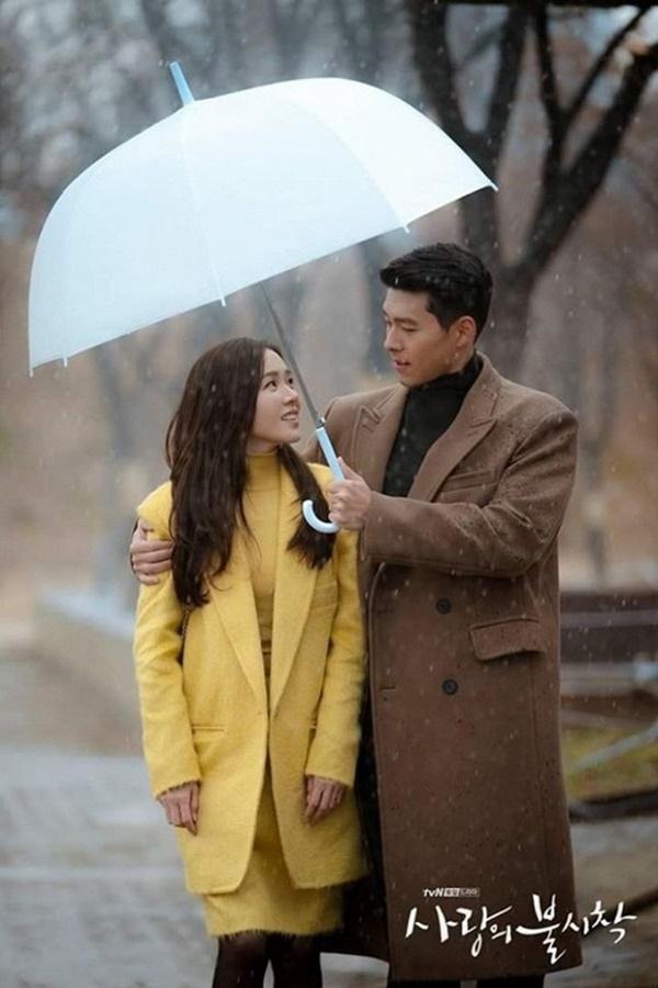 Cứ ngỡ thuyền Hyun Bin và Son Ye Jin đã chìm nhưng lại xuất hiện trăm kiểu ảnh, một ánh mắt si tình chàng nhìn nàng khó chối cãi-10