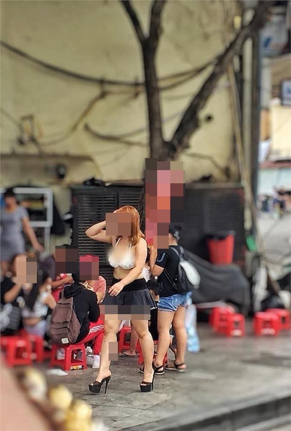 Mặc quần ngắn cũn cỡn mix cùng áo lót hở hang, cô gái khiến người nhìn nín thở khi đi lại rồi nhảy nhót trên phố Hà Nội-1
