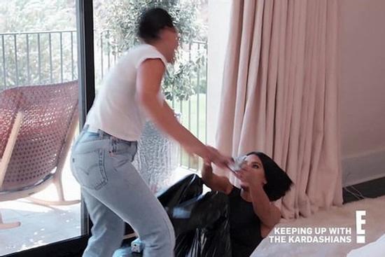 Kim Kardashian đấm chị gái trên truyền hình