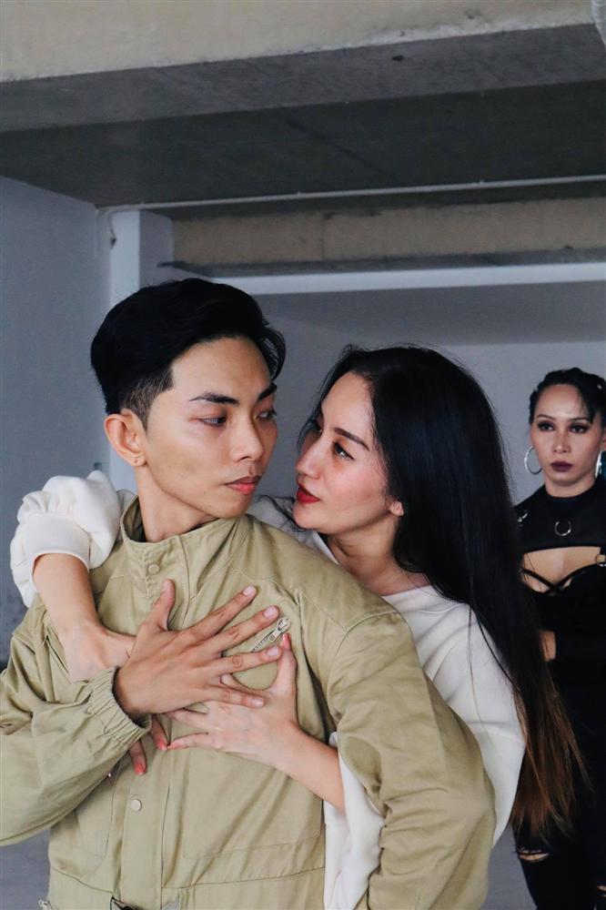 Bắt trend cực nhanh, Khánh Thi - Phan Hiển tự biên đạo điệu nhảy trong hit ON của BTS-3