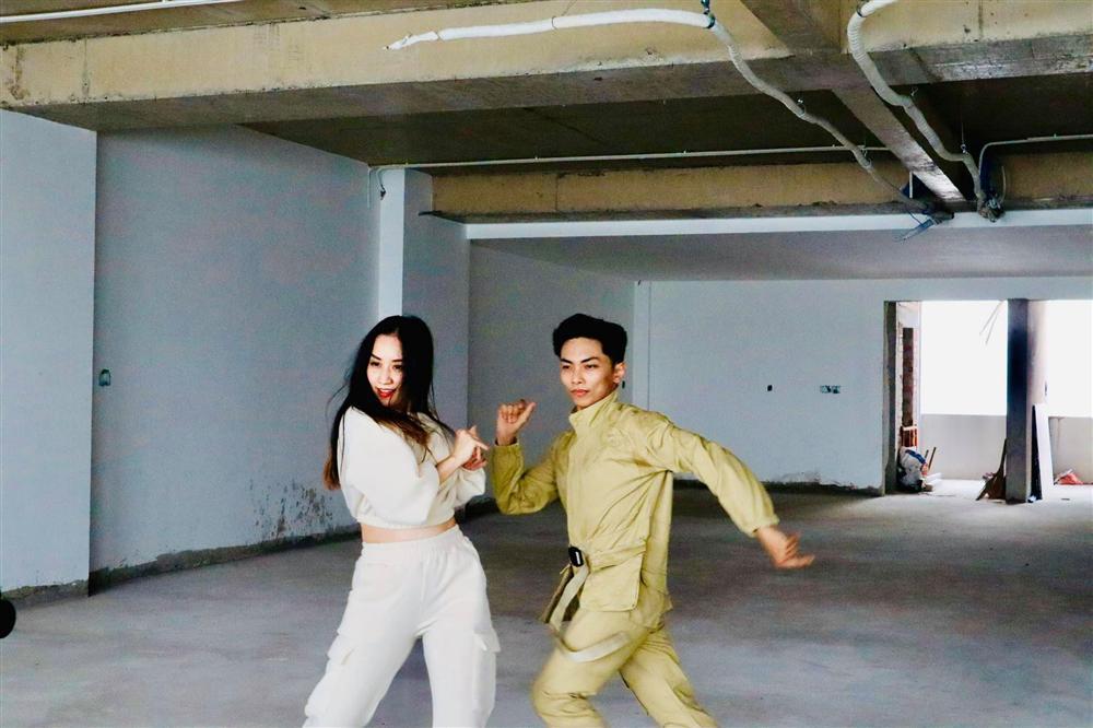 Bắt trend cực nhanh, Khánh Thi - Phan Hiển tự biên đạo điệu nhảy trong hit ON của BTS-4