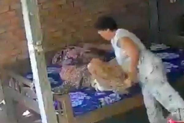 Người phụ nữ cầm chổi đánh đập, hành hạ mẹ già dã man ở Long An lĩnh 4 năm tù-2