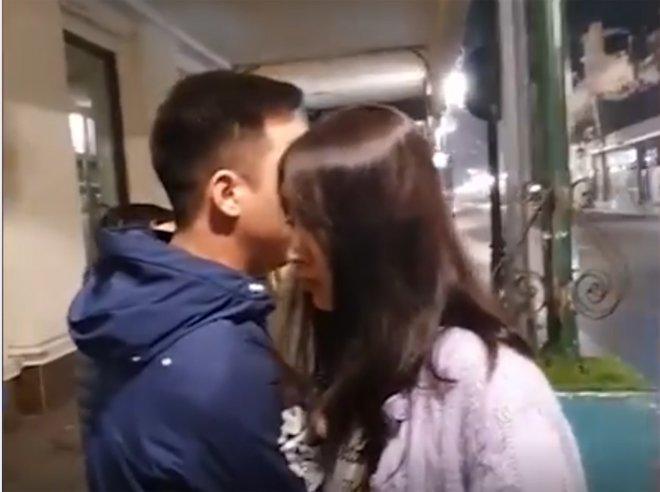 Cùng công an đi nhận lại chìa khóa lúc đêm, cô gái bị nam thanh niên chỉ trích thậm tệ-1