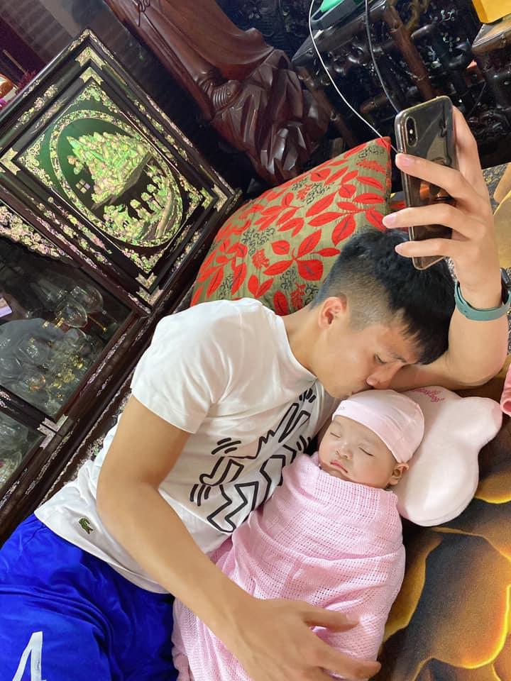 Khoe con gái giống chồng như tạc, Khánh Linh nhận phản ứng bất ngờ từ Bùi Tiến Dũng-5