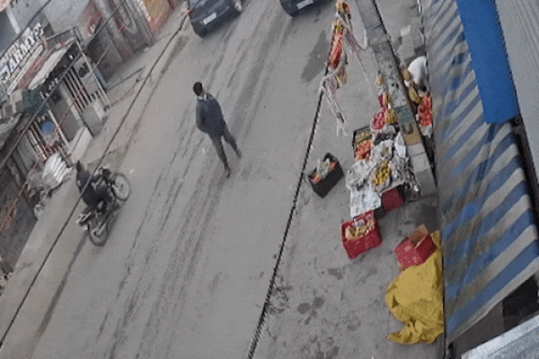 Clip: Sợ hãi nhìn thanh niên chạy xe tốc độ bàn thờ, đâm thẳng vào vòng xuyến rồi bay lên không trung-2