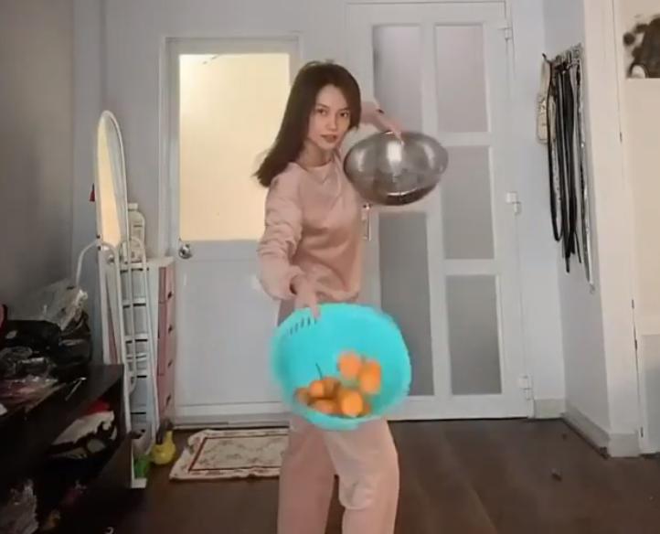 Sĩ Thanh bị ném đá học mót Ngọc Trinh khi cosplay vũ điệu vẩy rau-3