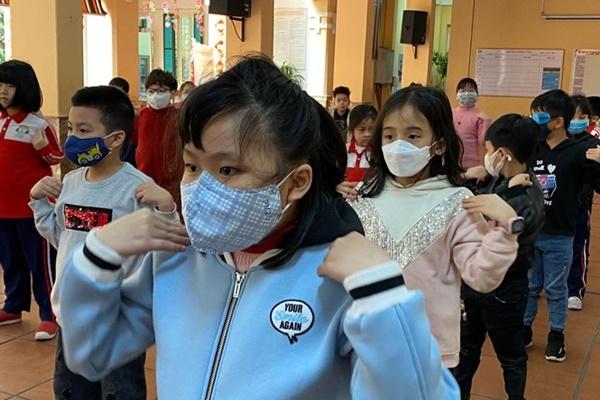 Ngay ngày đầu đi học, 1 học sinh ở Hậu Giang sốt - ho làm cả lớp phải nghỉ học-2