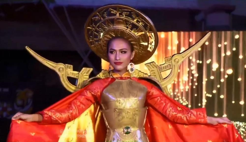 Hoài Sa tỏa sáng rực rỡ với phần thi quốc phục tại Hoa hậu Chuyển giới Quốc tế 2020-2
