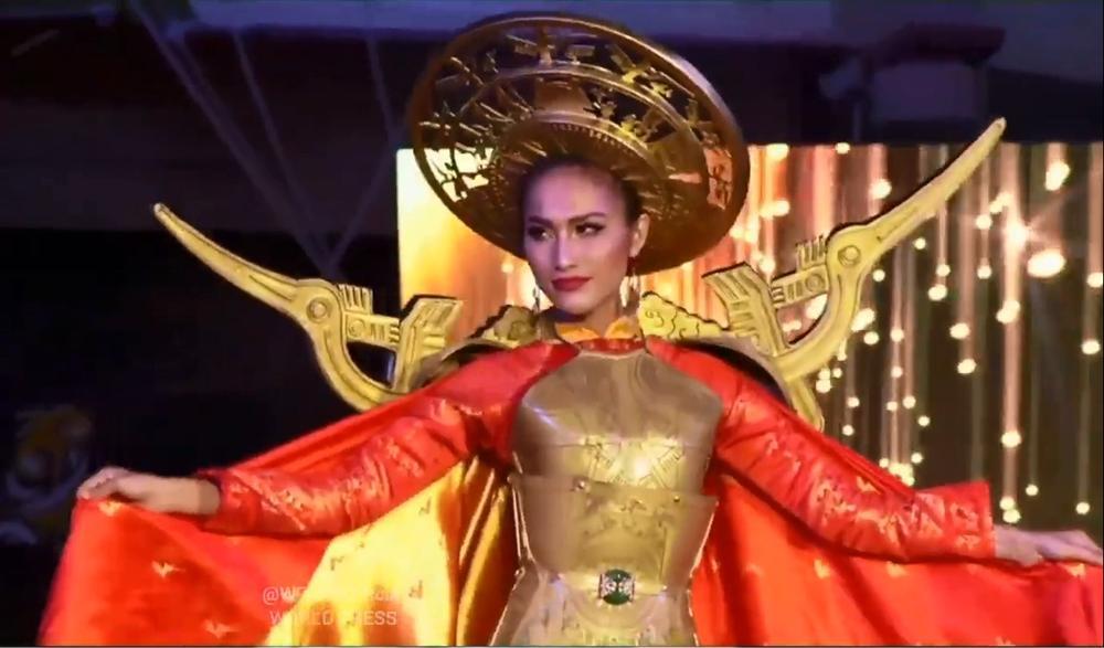 Hoài Sa tỏa sáng rực rỡ với phần thi quốc phục tại Hoa hậu Chuyển giới Quốc tế 2020-3